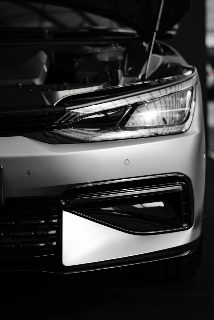 Avant du véhicule électrique protégé par sa garantie prolongée – CBI & Finance.