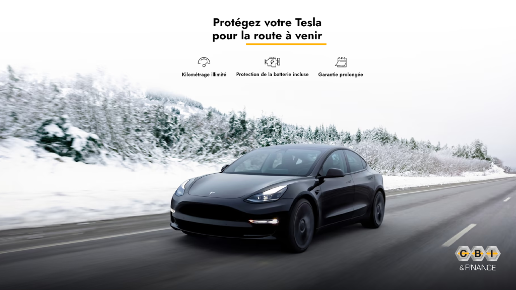 Une voiture Tesla noire roulant sur une route enneigée au milieu d'un paysage hivernal. Kilométrage illimité, Protection de la batterie incluse, et Garantie prolongée. CBI & Finance
